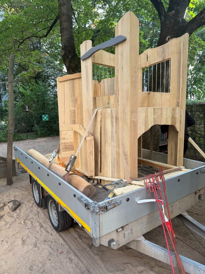 Die Bauteile werden angeliefert.